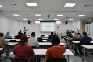 研修会の風景を正面から