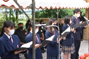 糸満市平和ガイド育成事業研修生の朗読風景