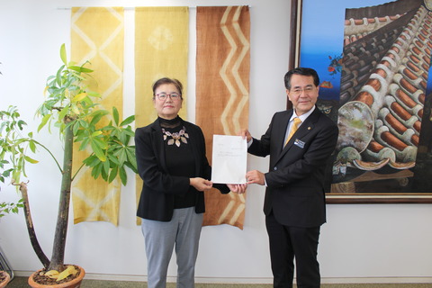 高嶺小中一貫教育校準備委員会　上原博美委員長から提言書の提出の画像