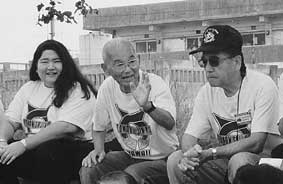 昨年11月、ハワイ糸満市人会の皆さんと故郷を訪ねた金城さん（中央）の画像