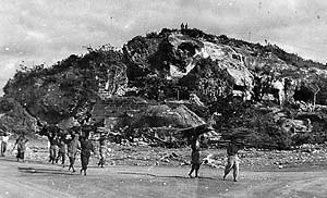 瓦礫と化した山嶺毛とその周辺の画像