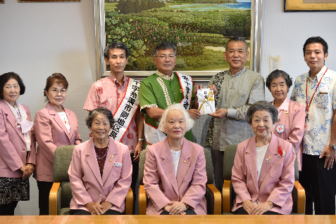日本赤十字社沖縄県支部へ糸満市赤十字奉仕団が社資募金を贈呈の画像1