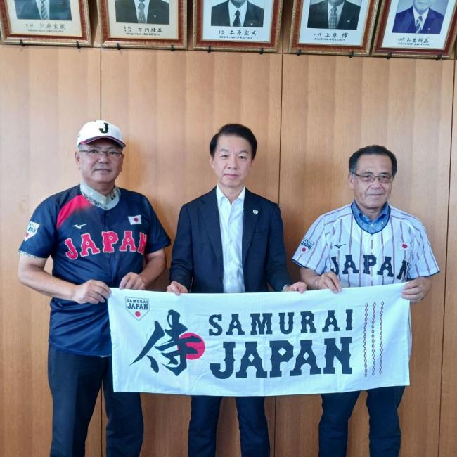左から　糸満市市長 當銘真栄 、NPBE吉岡社長、糸満市副市長 徳元弘明
