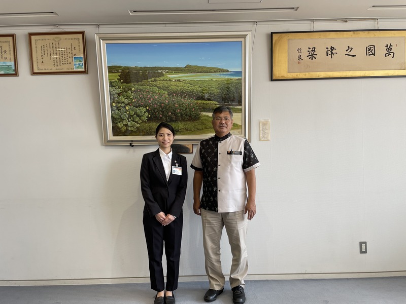 市長と嘉手刈隊員の写真