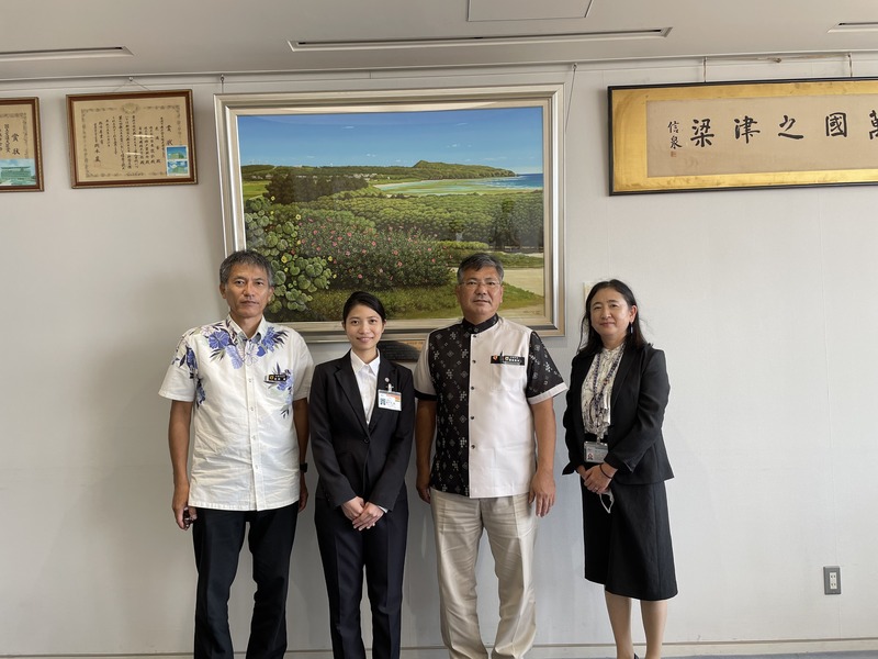 市長と嘉手刈隊員、企画部長、ジャイカ所長との記念写真