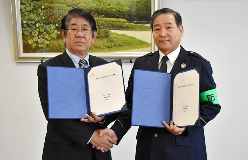 覚書の取り交わしをする上原裕常市長（左）と東筋秀哲署長