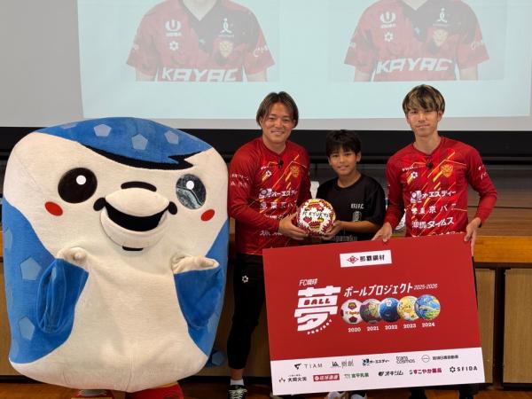 選手からボールをうけとる金城來希さん