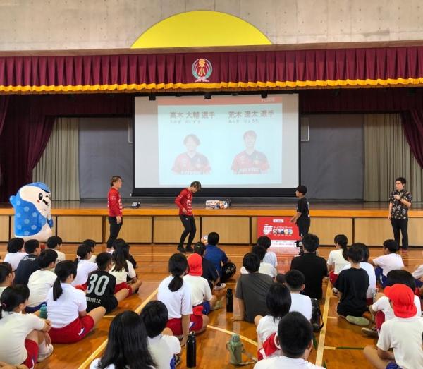 生徒と一緒にリフティングをするFC琉球荒木、高木選手