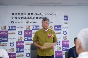 あいさつをする當銘市長