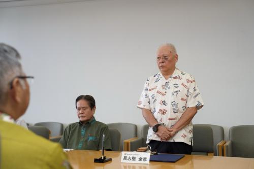 あいさつをするメイクマン具志堅社長