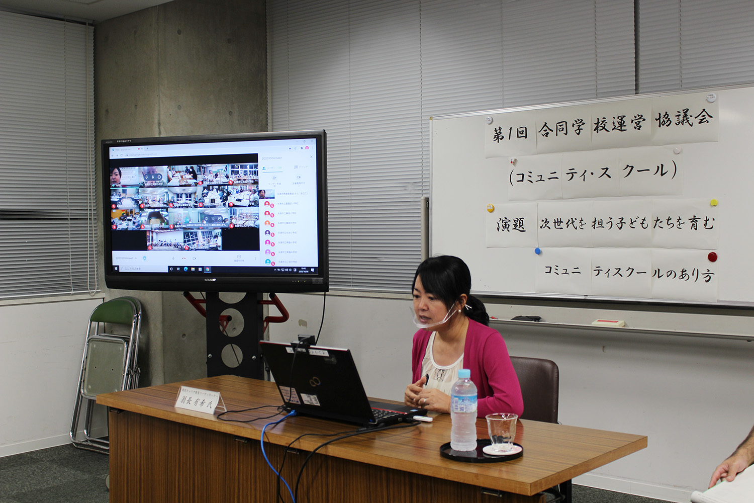 市内小中学校とオンラインで講演会を行う翁長さん。の画像