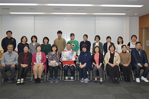 かおる医院から市内保育施設へ紙芝居の寄贈の画像